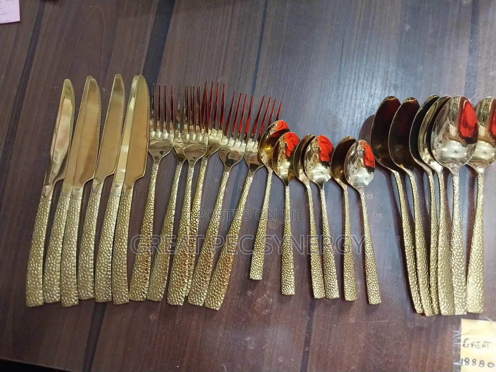 Cutlery Set: Spoons, Forks, Tea Spoons Knives. (24 Pieces)