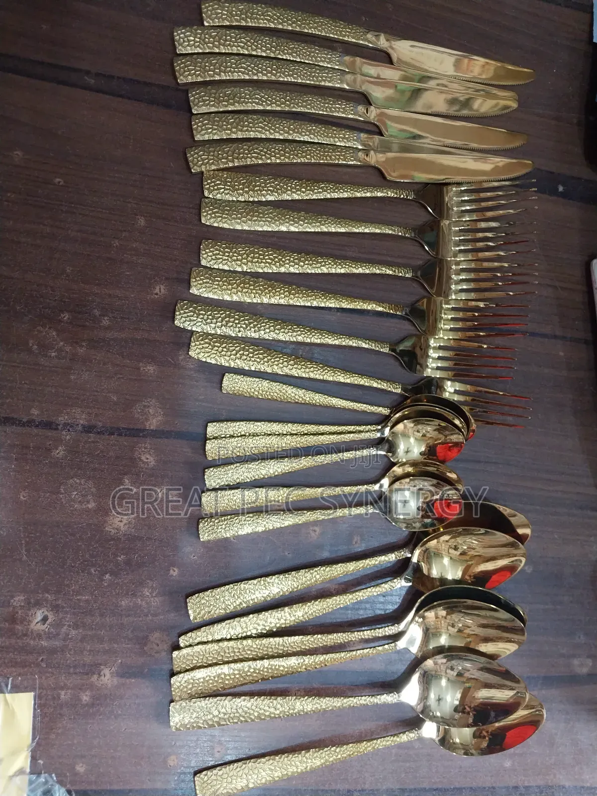 Cutlery Set: Spoons, Forks, Tea Spoons Knives. (24 Pieces)