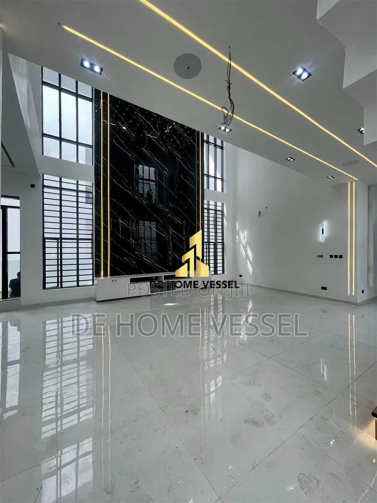 5bdrm Duplex in Chevron for sale