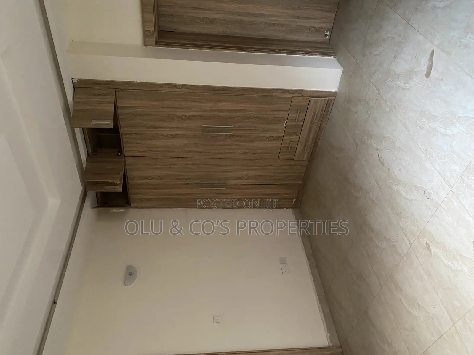 4bdrm Duplex in An Estate Nut for sale