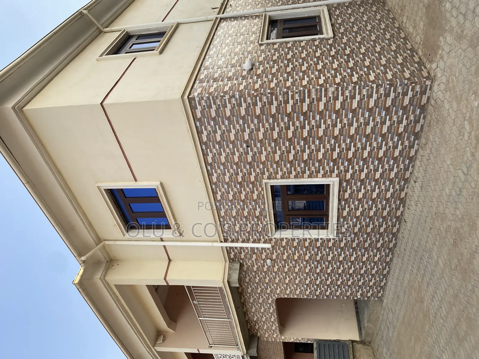 4bdrm Duplex in An Estate Nut for sale