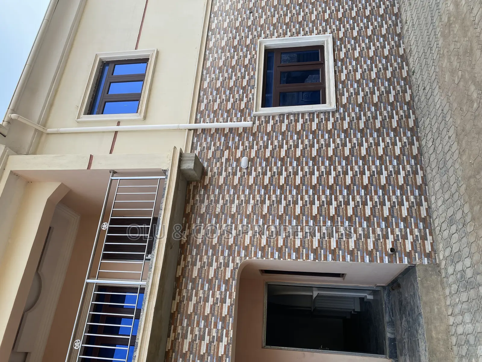 4bdrm Duplex in An Estate In Nut for rent