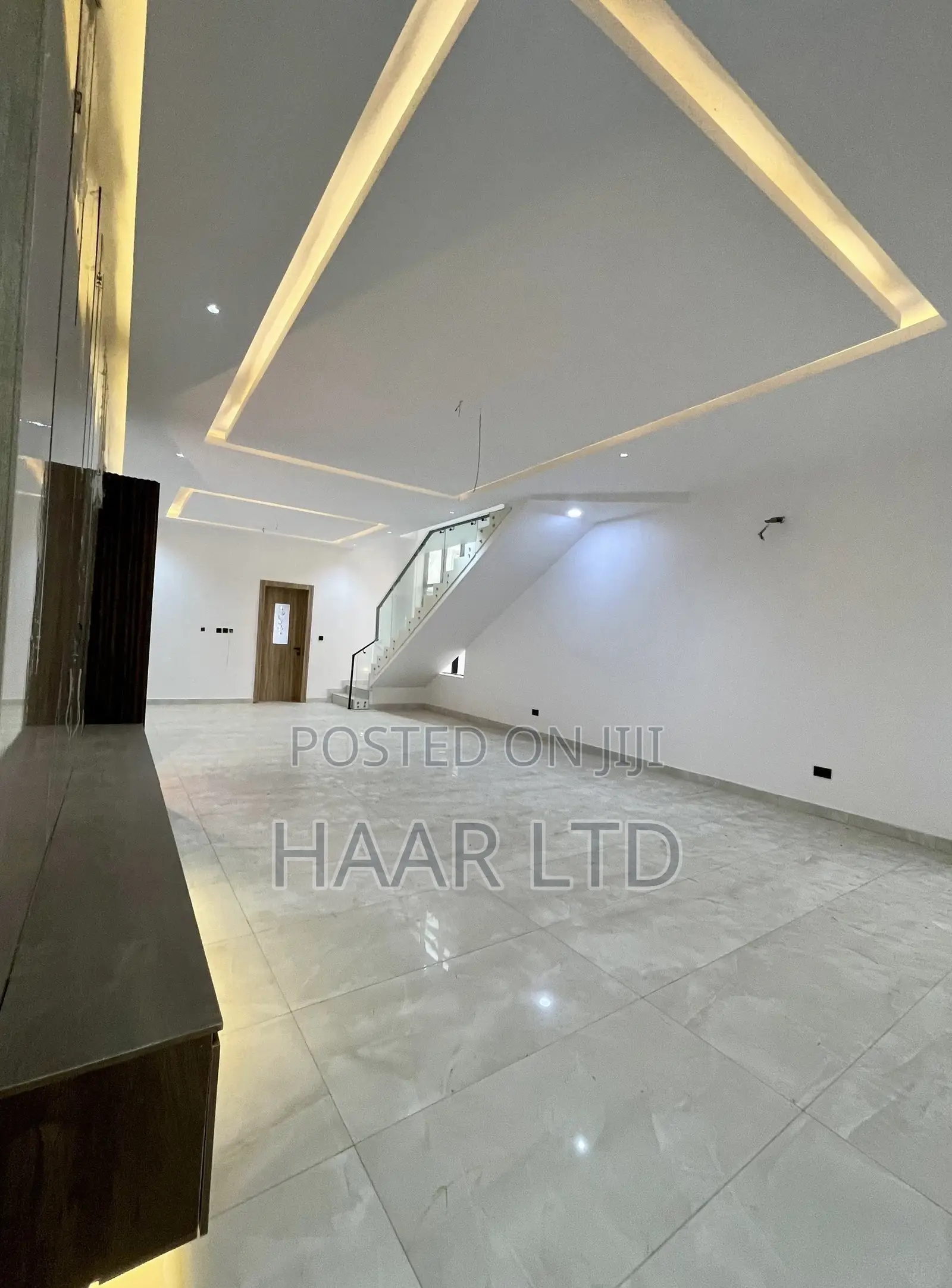 5bdrm Duplex in Osapa london for sale