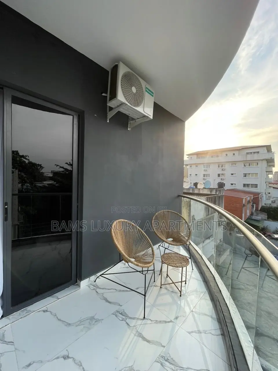 Posh 2 Bedroom Flat in a Posh Neighborhood + PS4