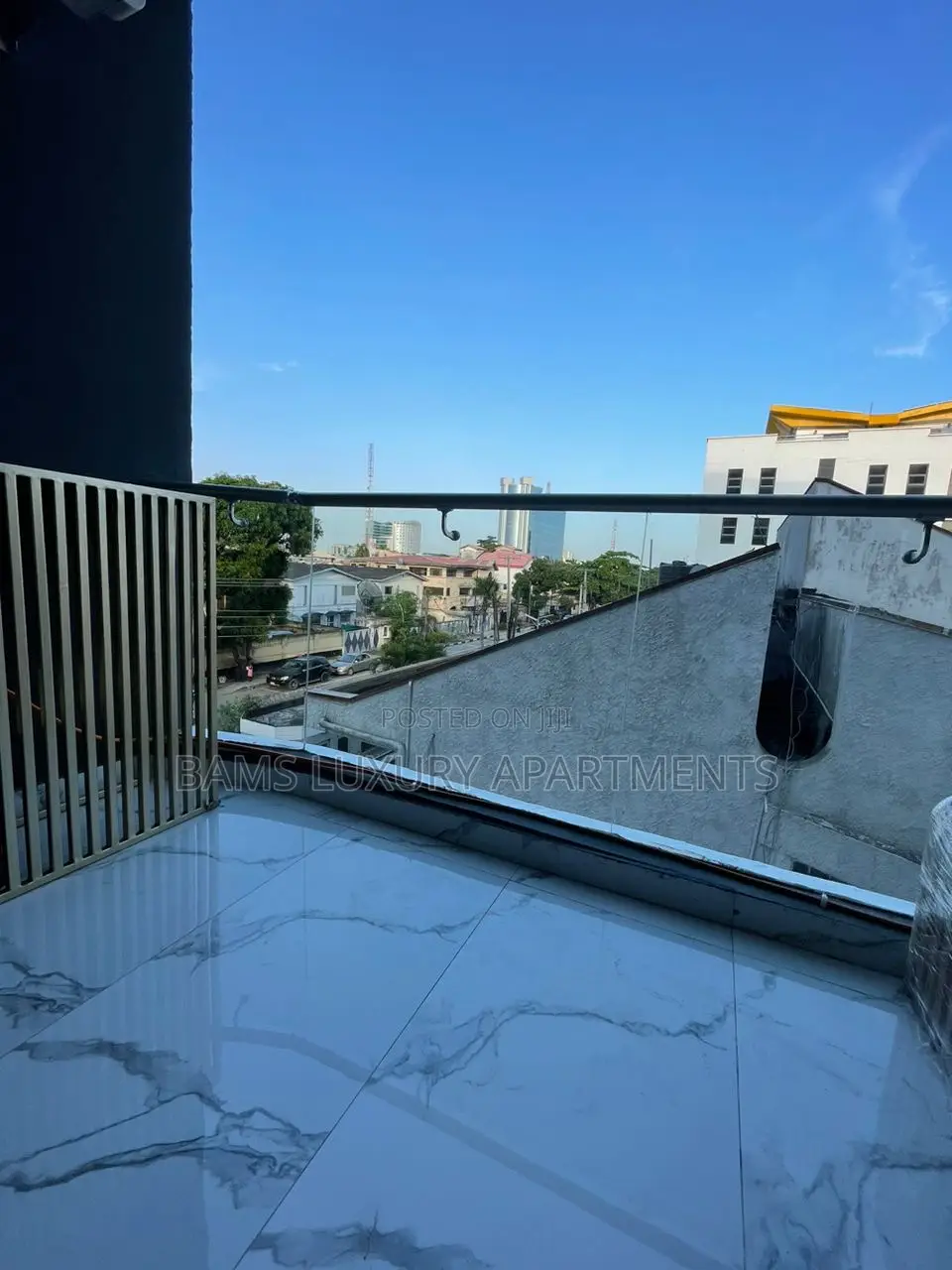 Posh 2 Bedroom Flat in a Posh Neighborhood + PS4