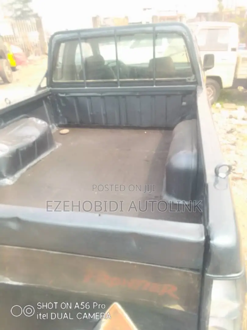 Nissan Pick-Up 1997 Blue
