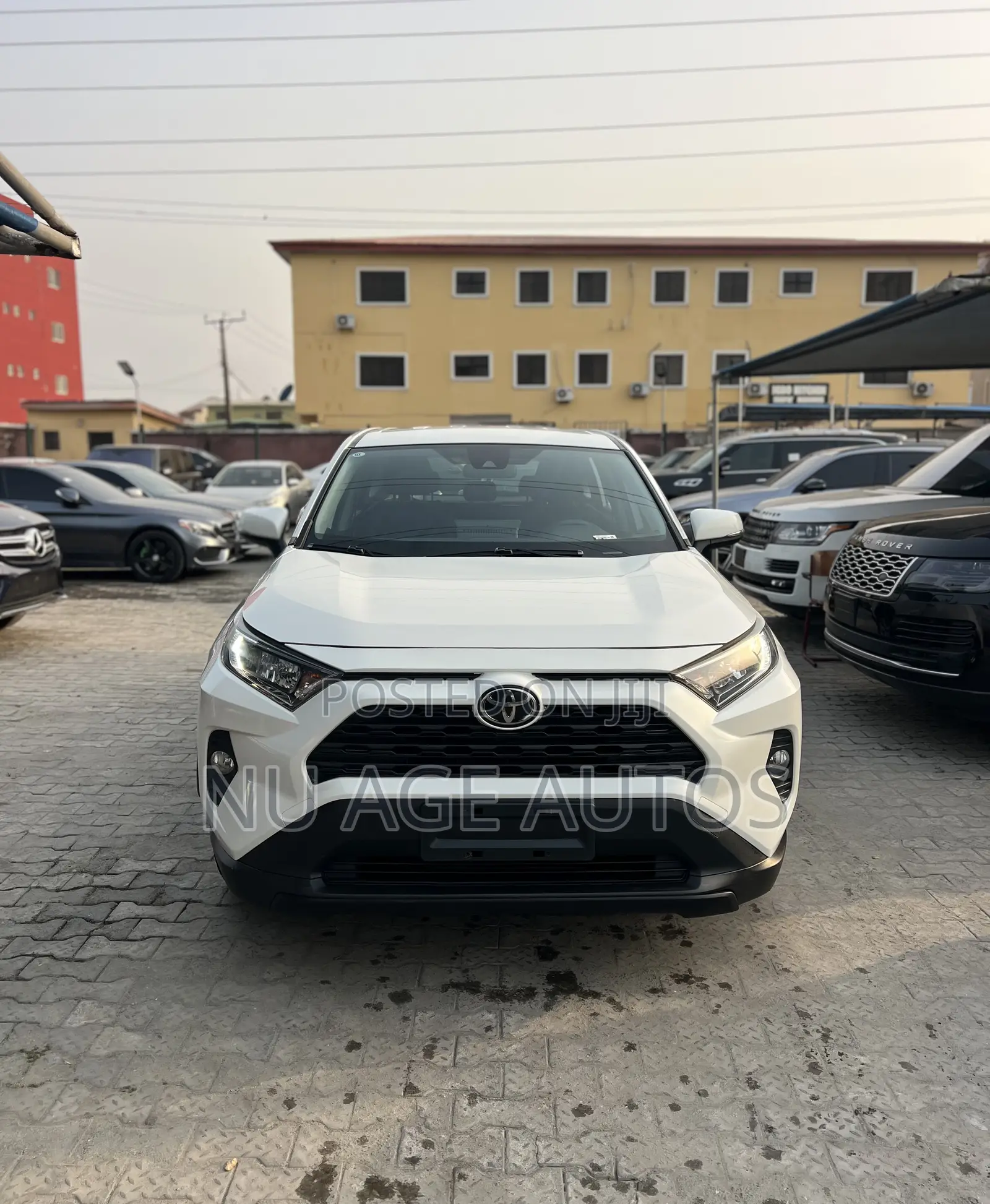 Toyota RAV4 XLE 2021 White