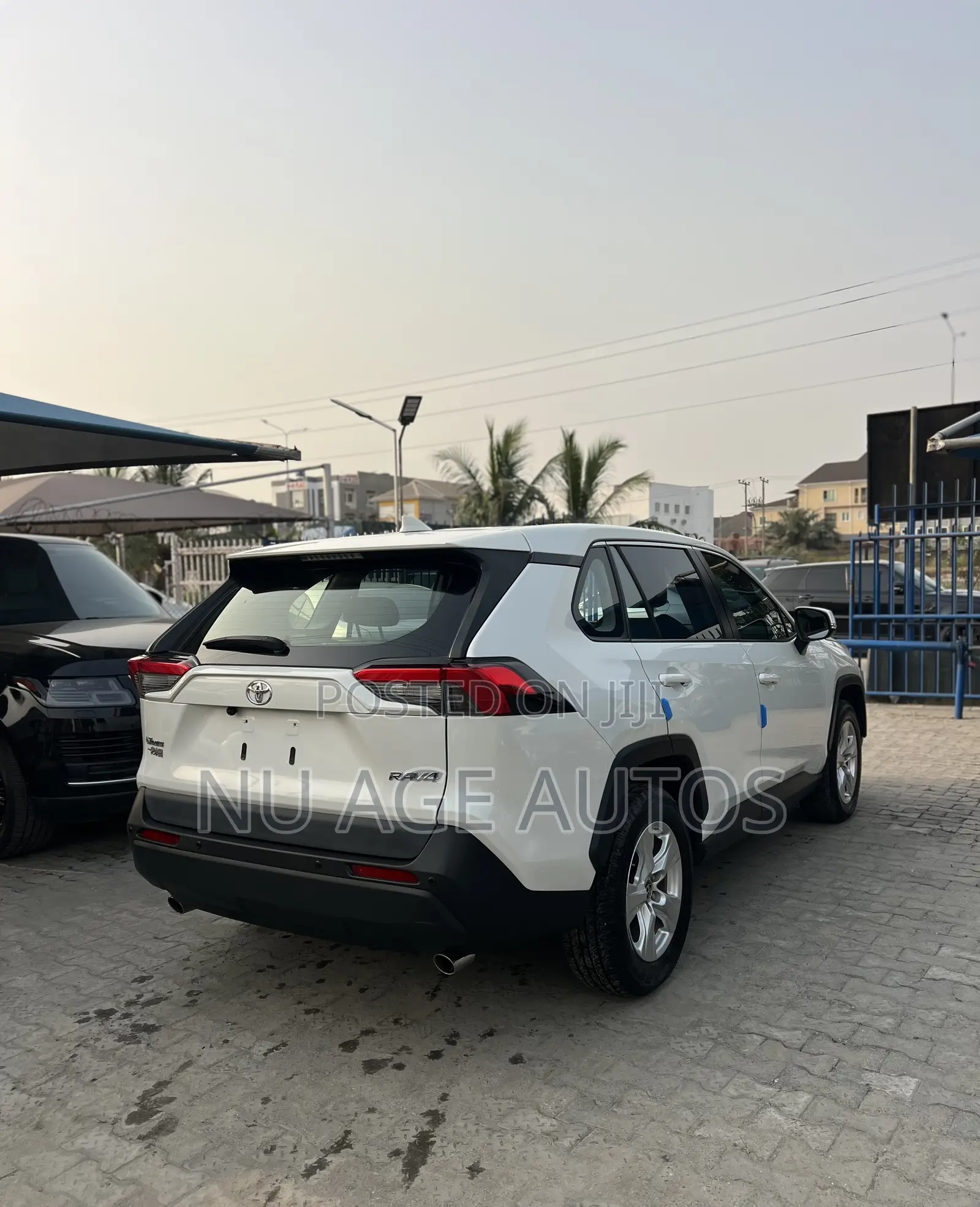 Toyota RAV4 XLE 2021 White