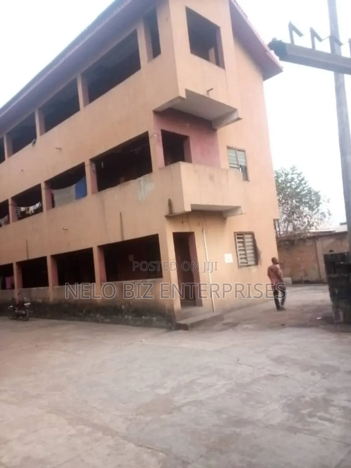 20bdrm Apartment in Owerri for sale