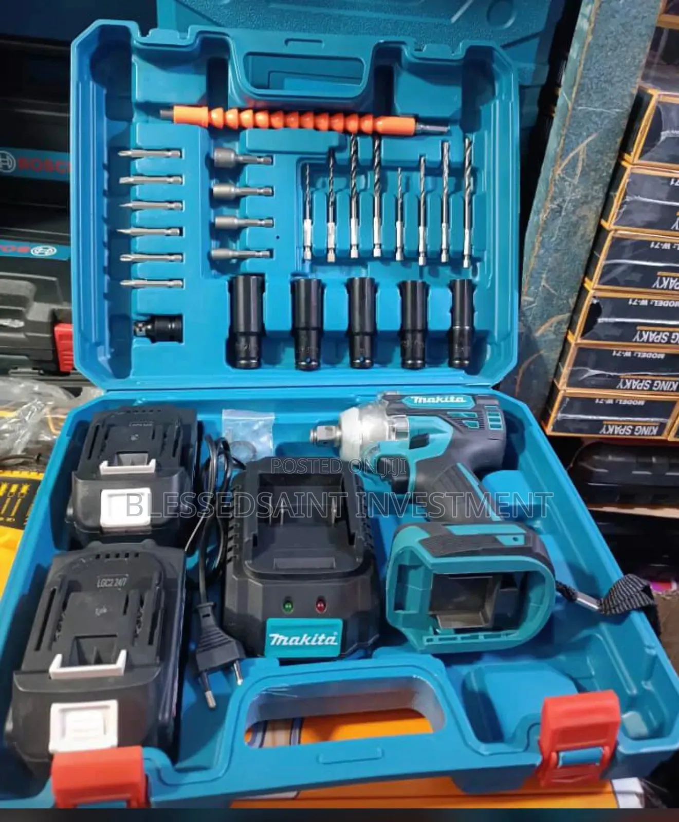 Makita Impact Wrench With Set of Bits