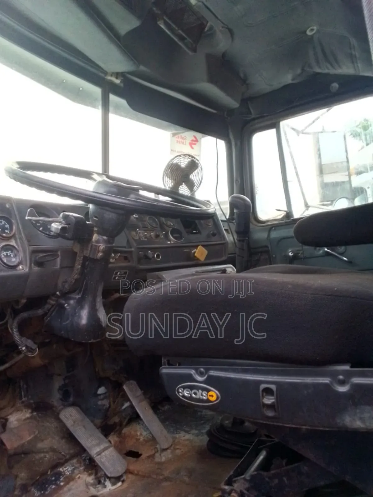Superb 24-Valve R Model MACK Ten Tyres Head Truck Big Axle