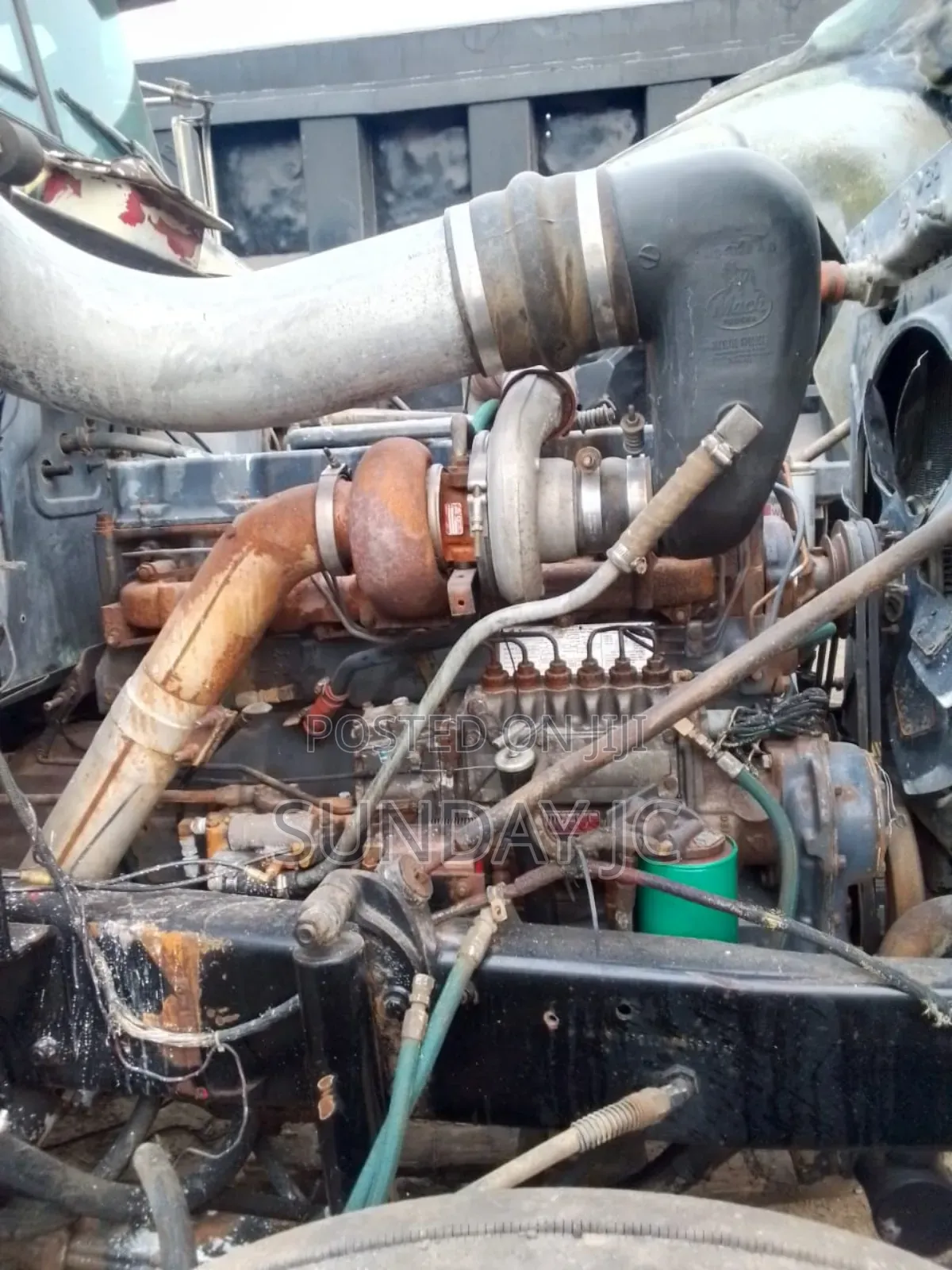 Superb 24-Valve R Model MACK Ten Tyres Head Truck Big Axle