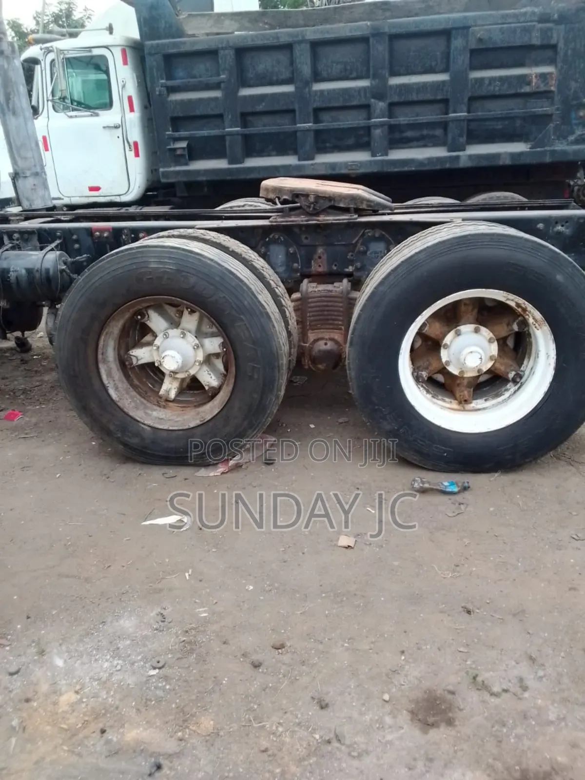 Superb 24-Valve R Model MACK Ten Tyres Head Truck Big Axle