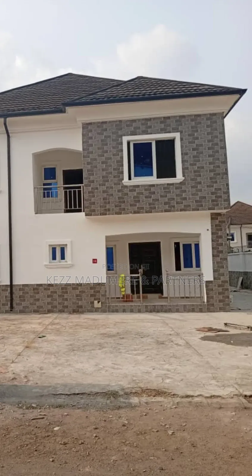 7bdrm Duplex in Institutional Layout for sale