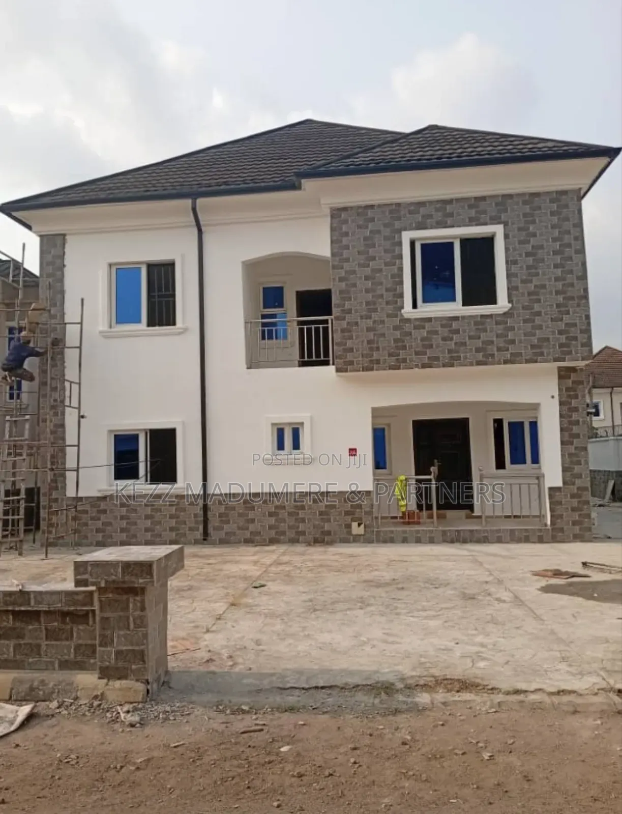 7bdrm Duplex in Institutional Layout for sale