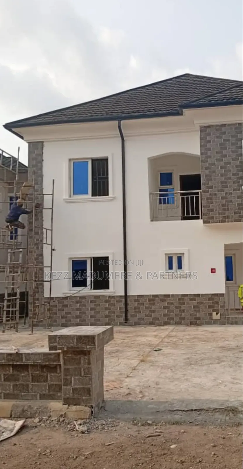 7bdrm Duplex in Institutional Layout for sale