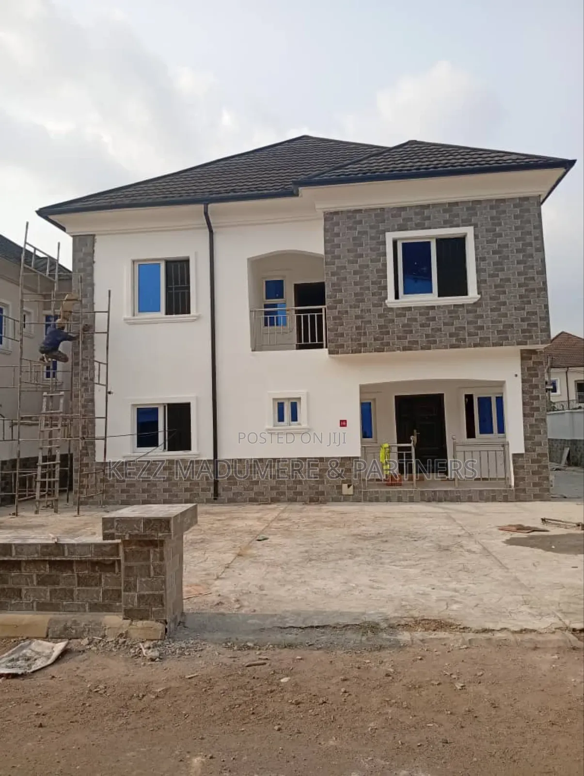 7bdrm Duplex in Institutional Layout for sale