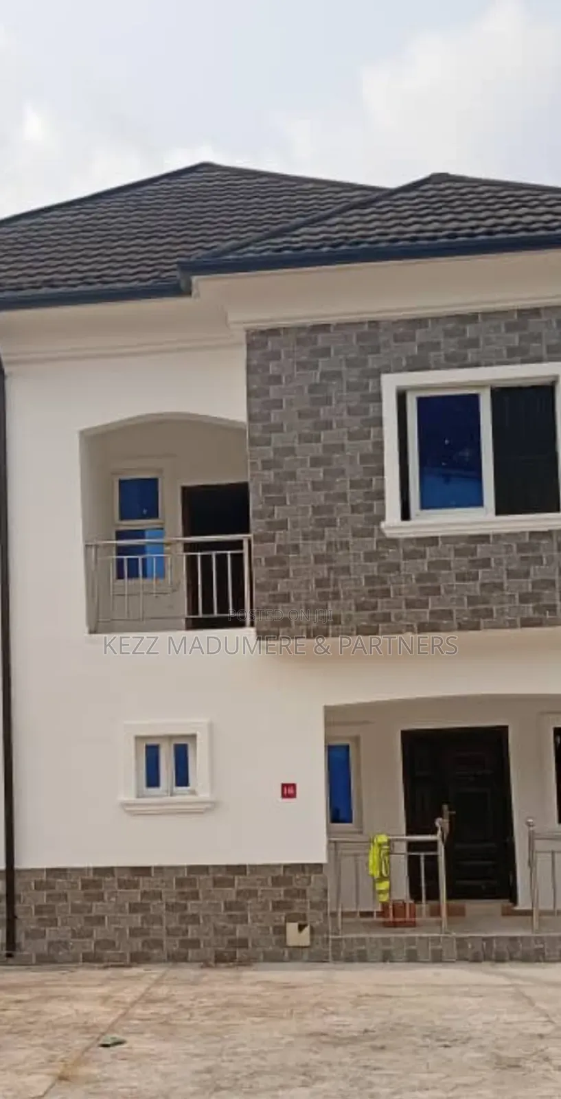 7bdrm Duplex in Institutional Layout for sale