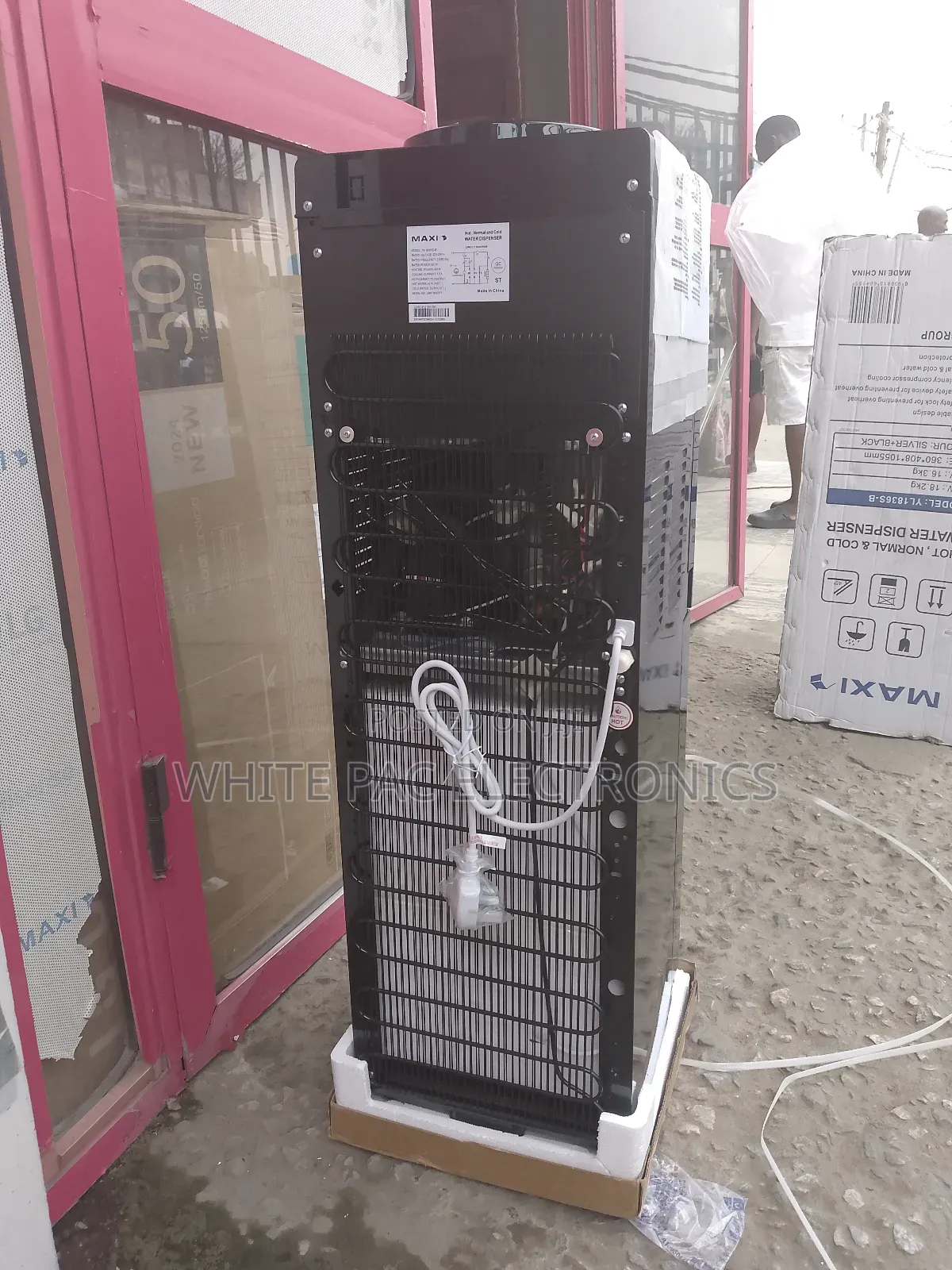 New Maxi Hot and Cool With Fridge Water Dispenser > 1 Yrs