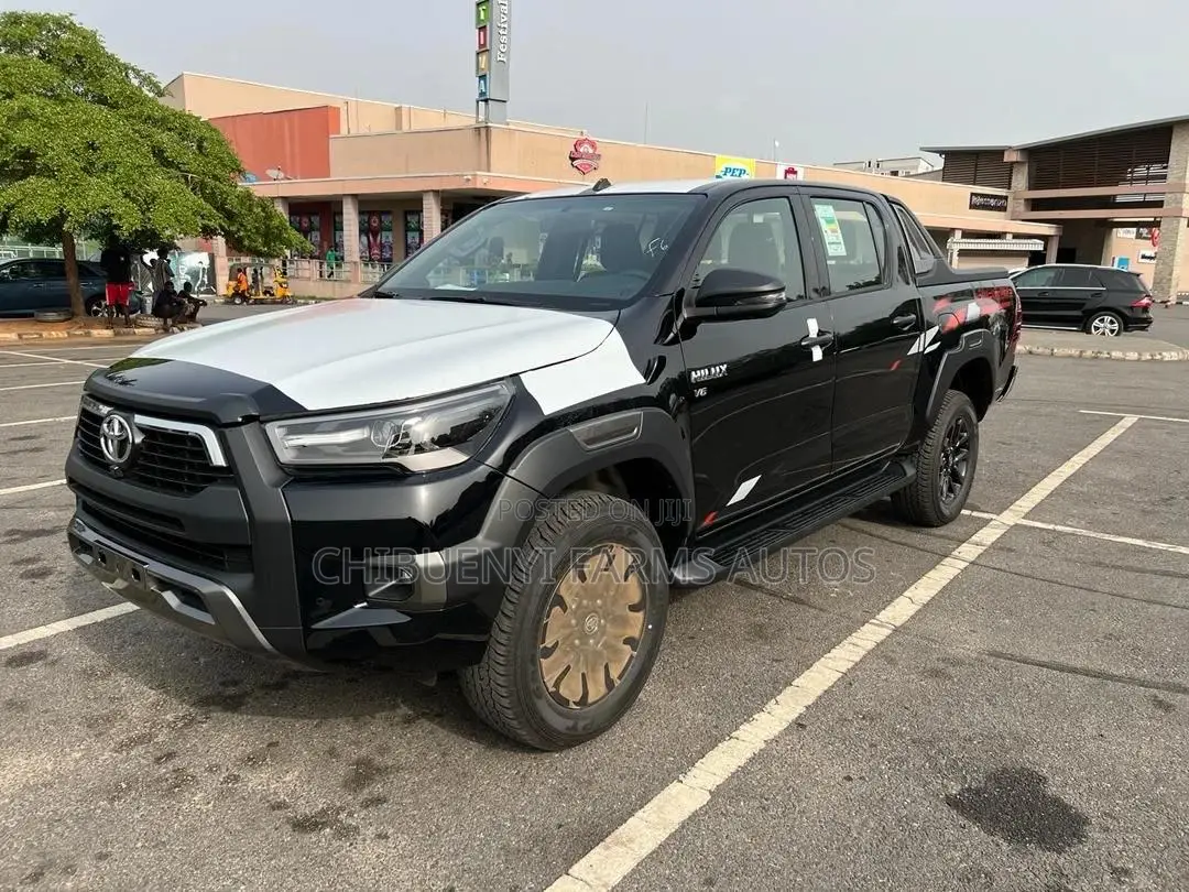 New Toyota Hilux 2023 Black