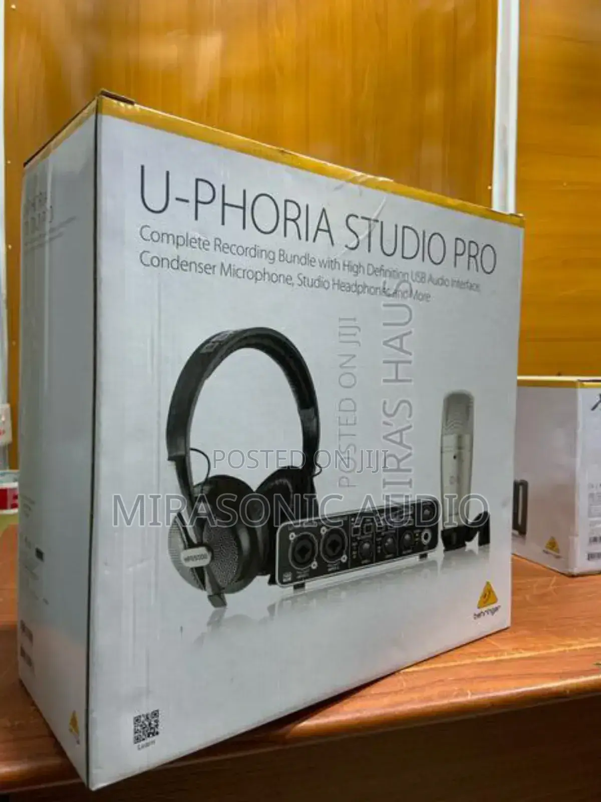 Behringer Uphoria Studio Pro Headphone Soundcard And Mic