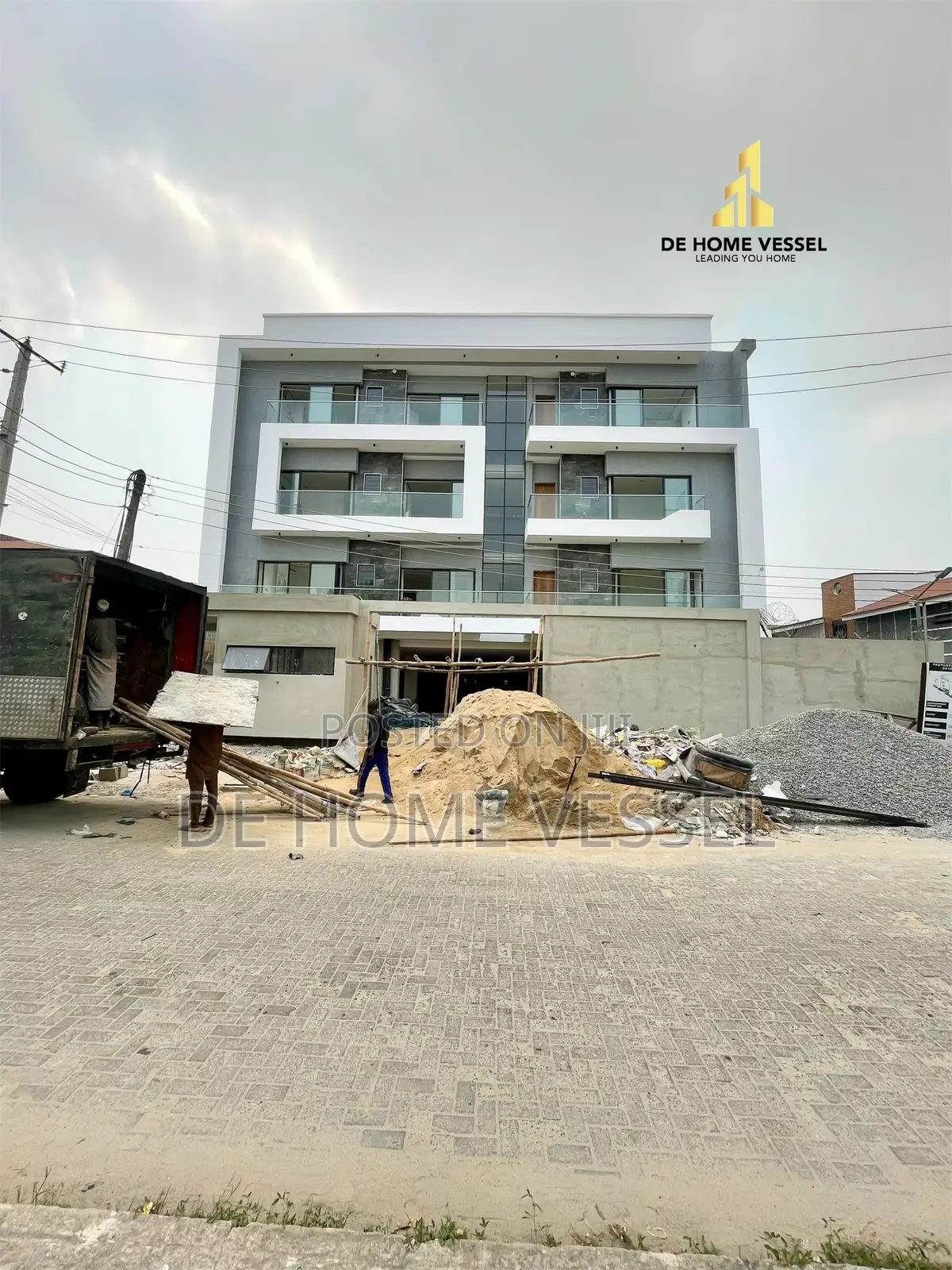 3bdrm Apartment in Lekki Phase 1 for sale