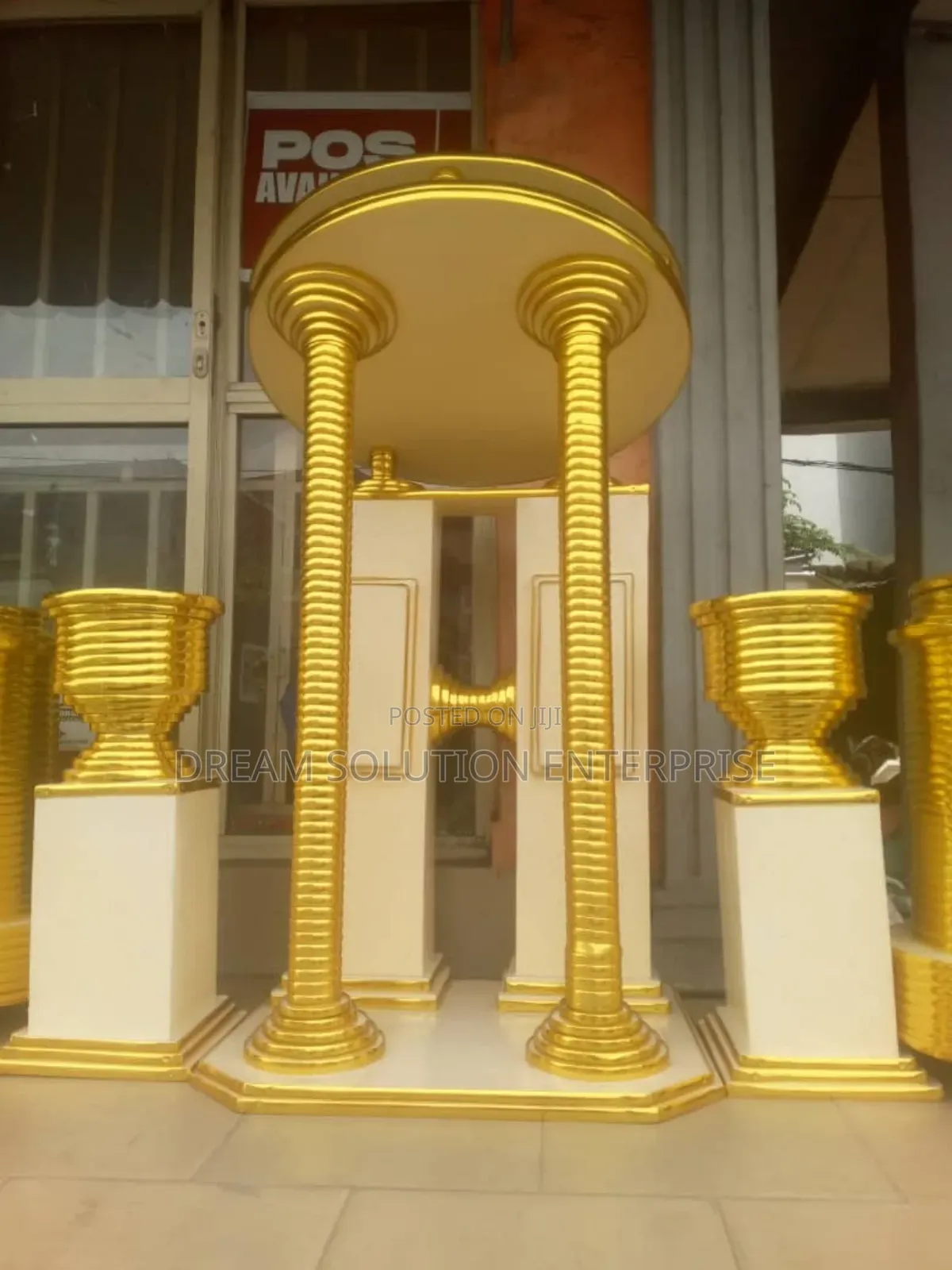 Two Pillar Pulpit With Flower Vase