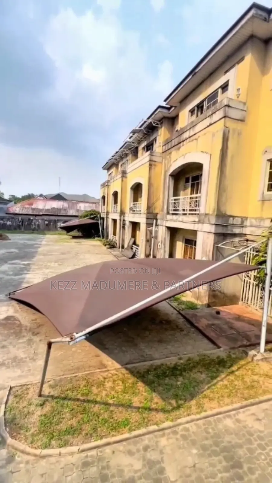 16bdrm Duplex in New Gra , Port for sale