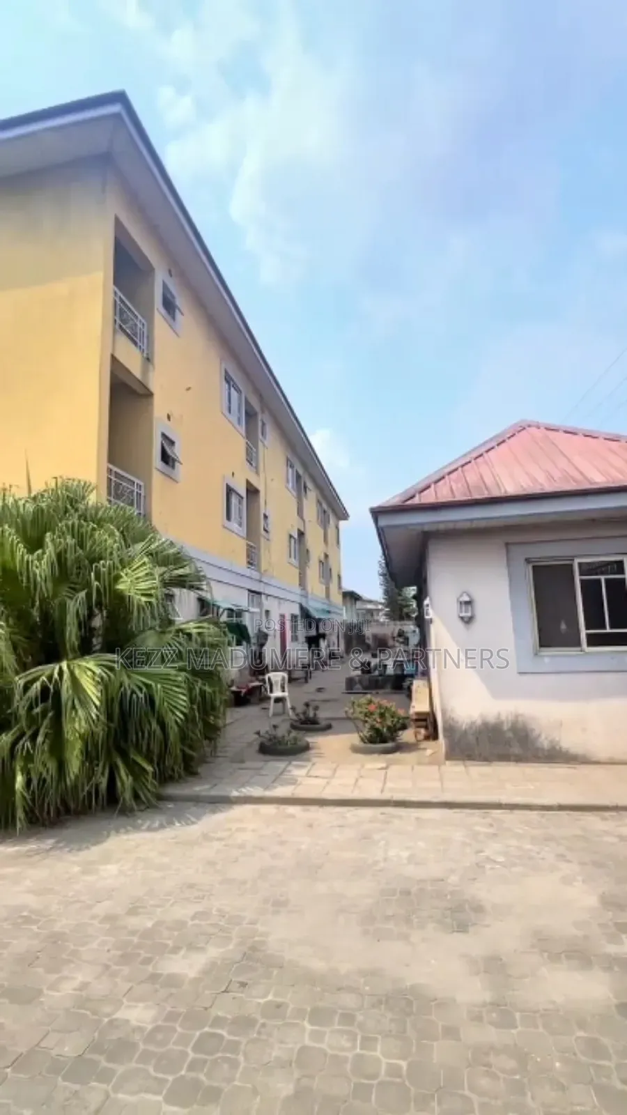 16bdrm Duplex in New Gra , Port for sale
