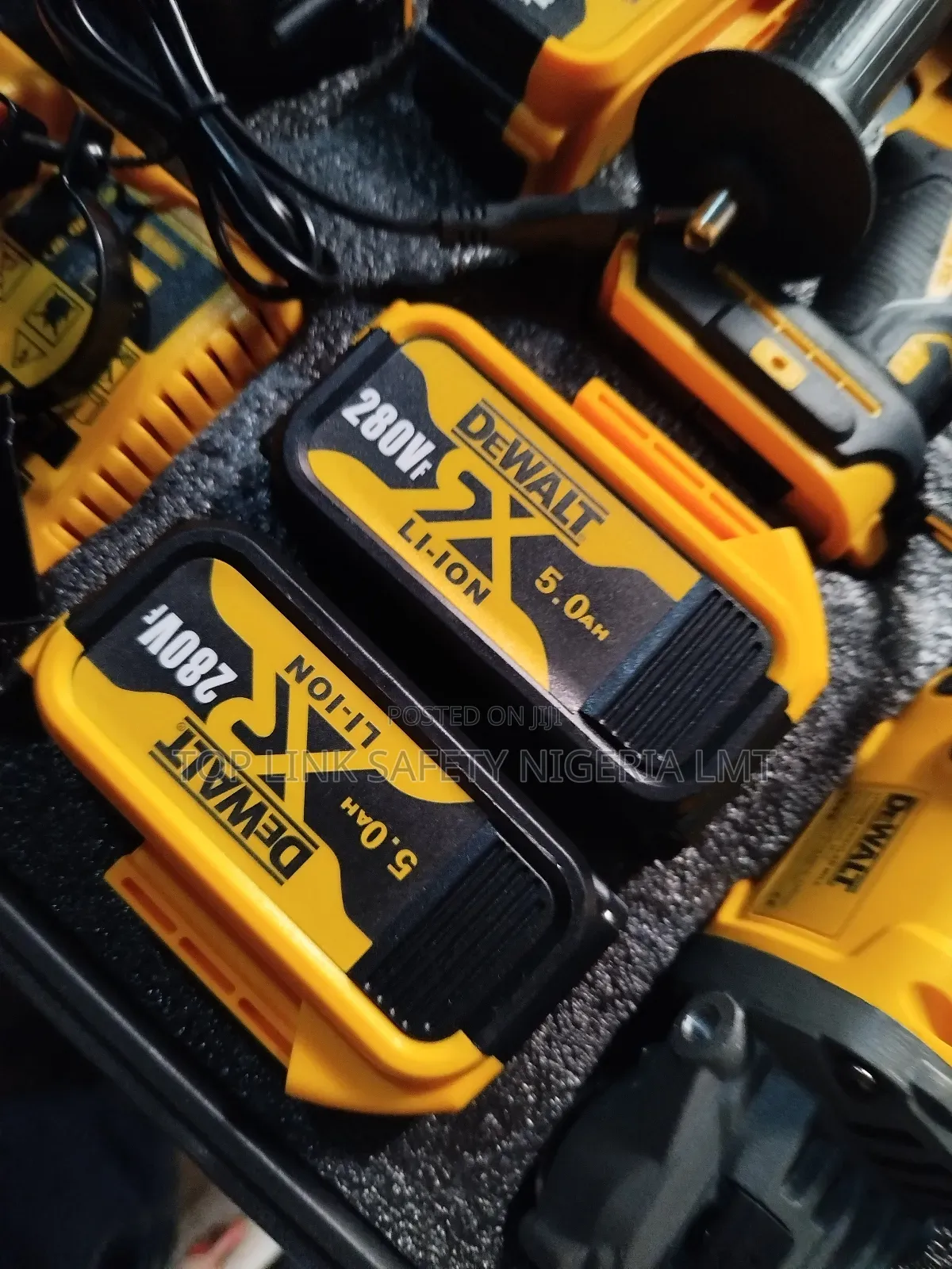 Dewalt Machine Combo 4 in 1 Battery 280volt.