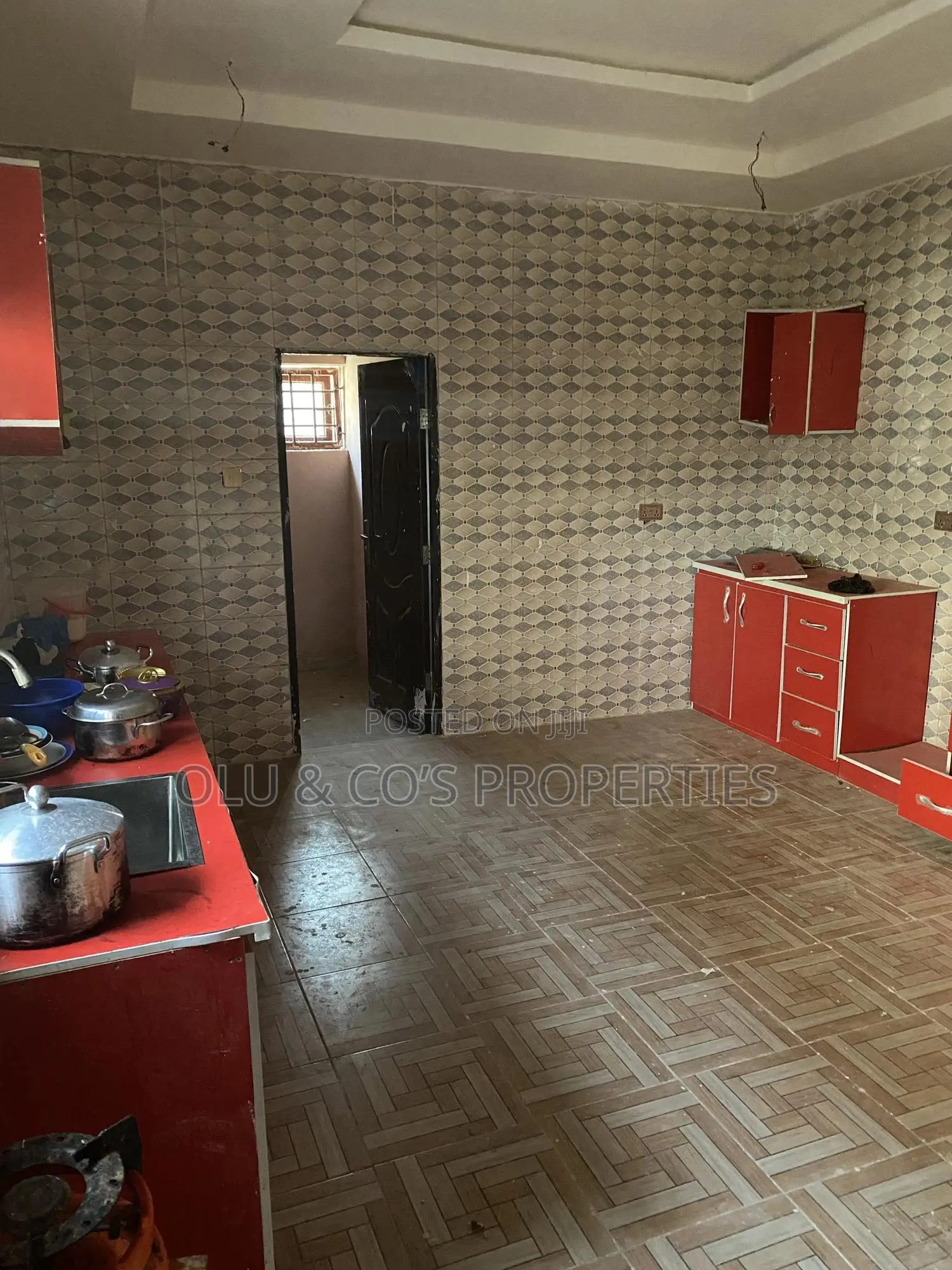 4bdrm Duplex in An Estate Around Nut for rent