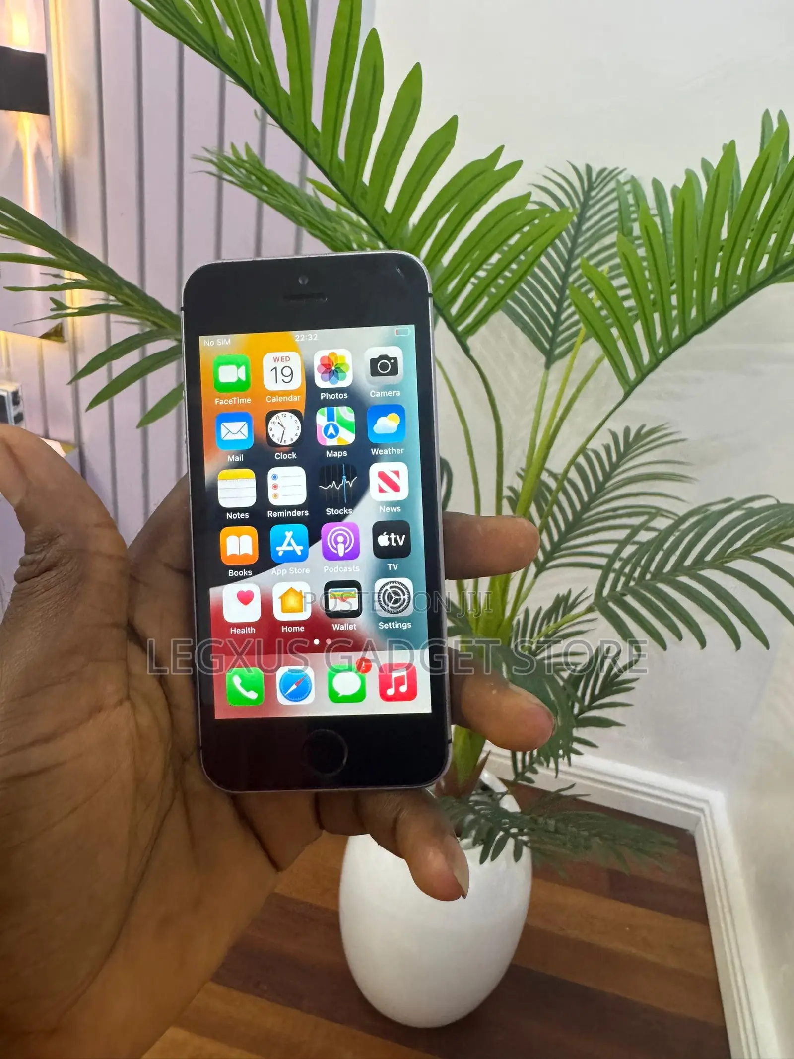 Apple iPhone SE 16 GB Gray