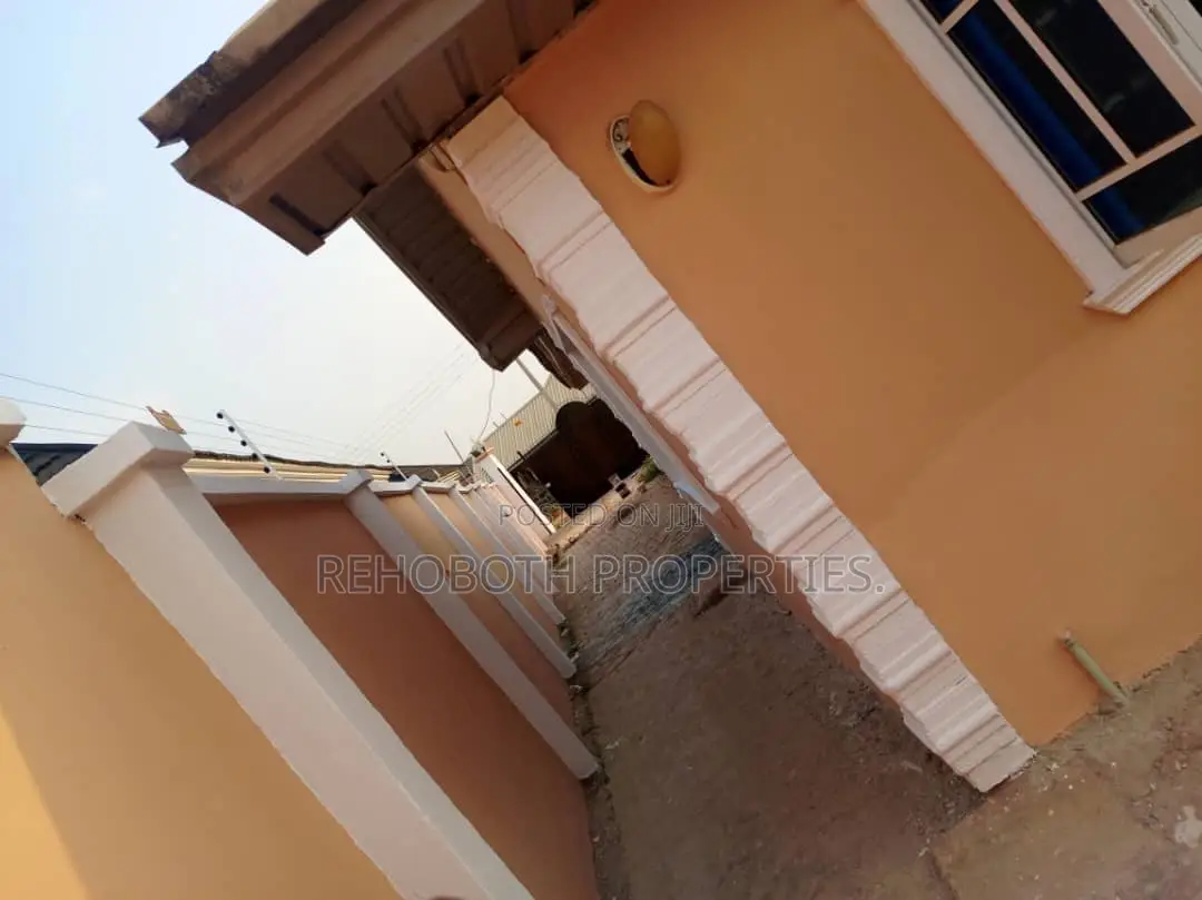 4bdrm Bungalow in Akoto Elebu, Ibadan for sale