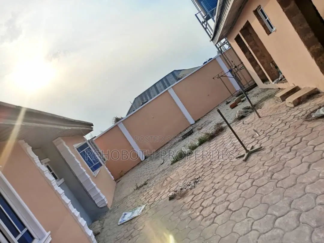 4bdrm Bungalow in Akoto Elebu, Ibadan for sale