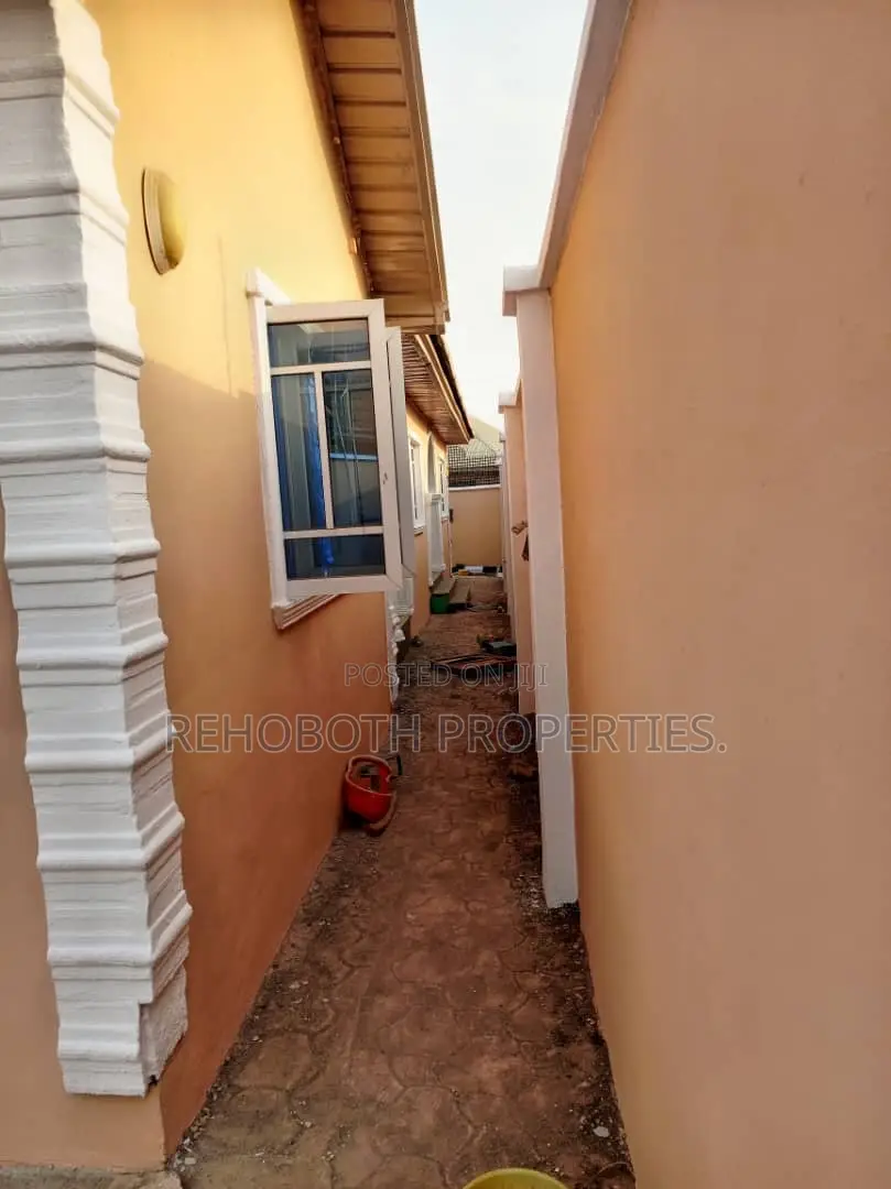 4bdrm Bungalow in Akoto Elebu, Ibadan for sale