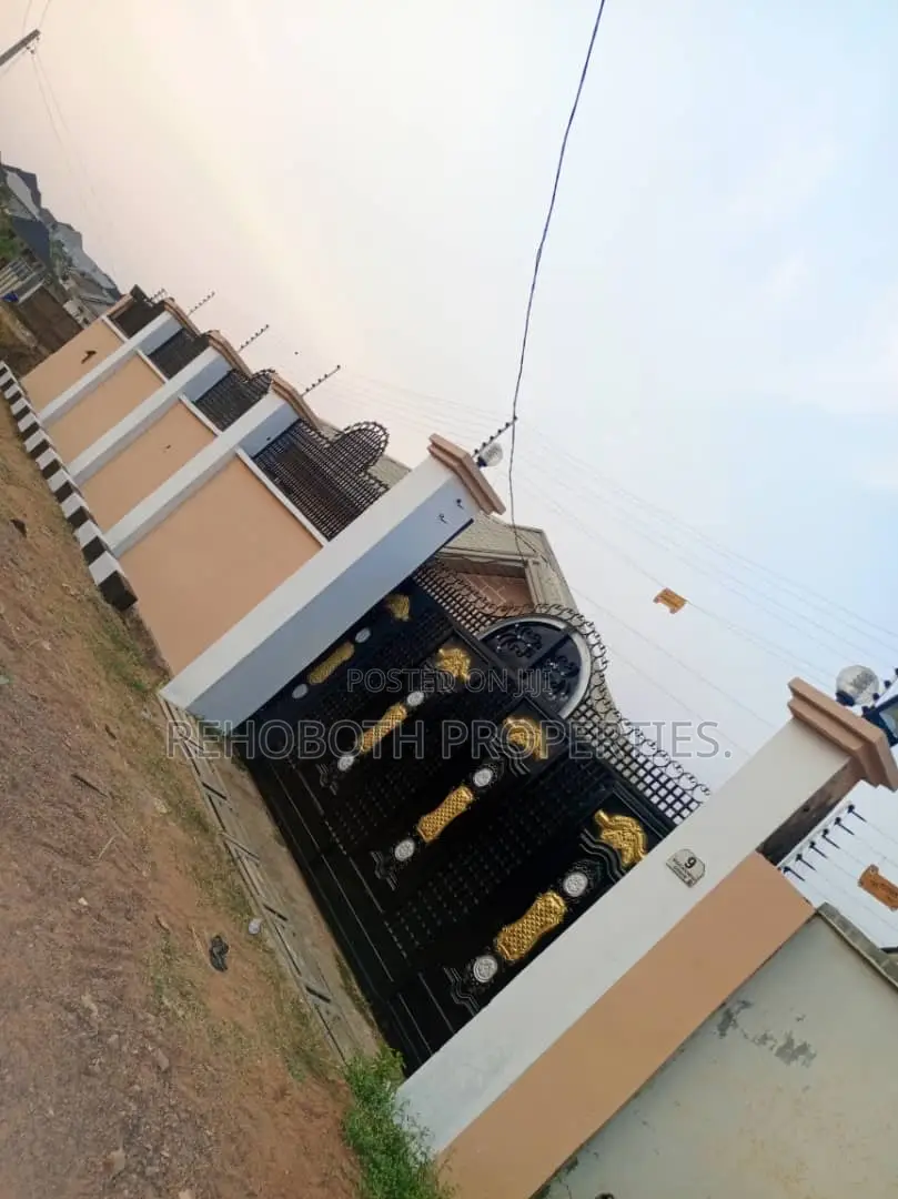 4bdrm Bungalow in Akoto Elebu, Ibadan for sale