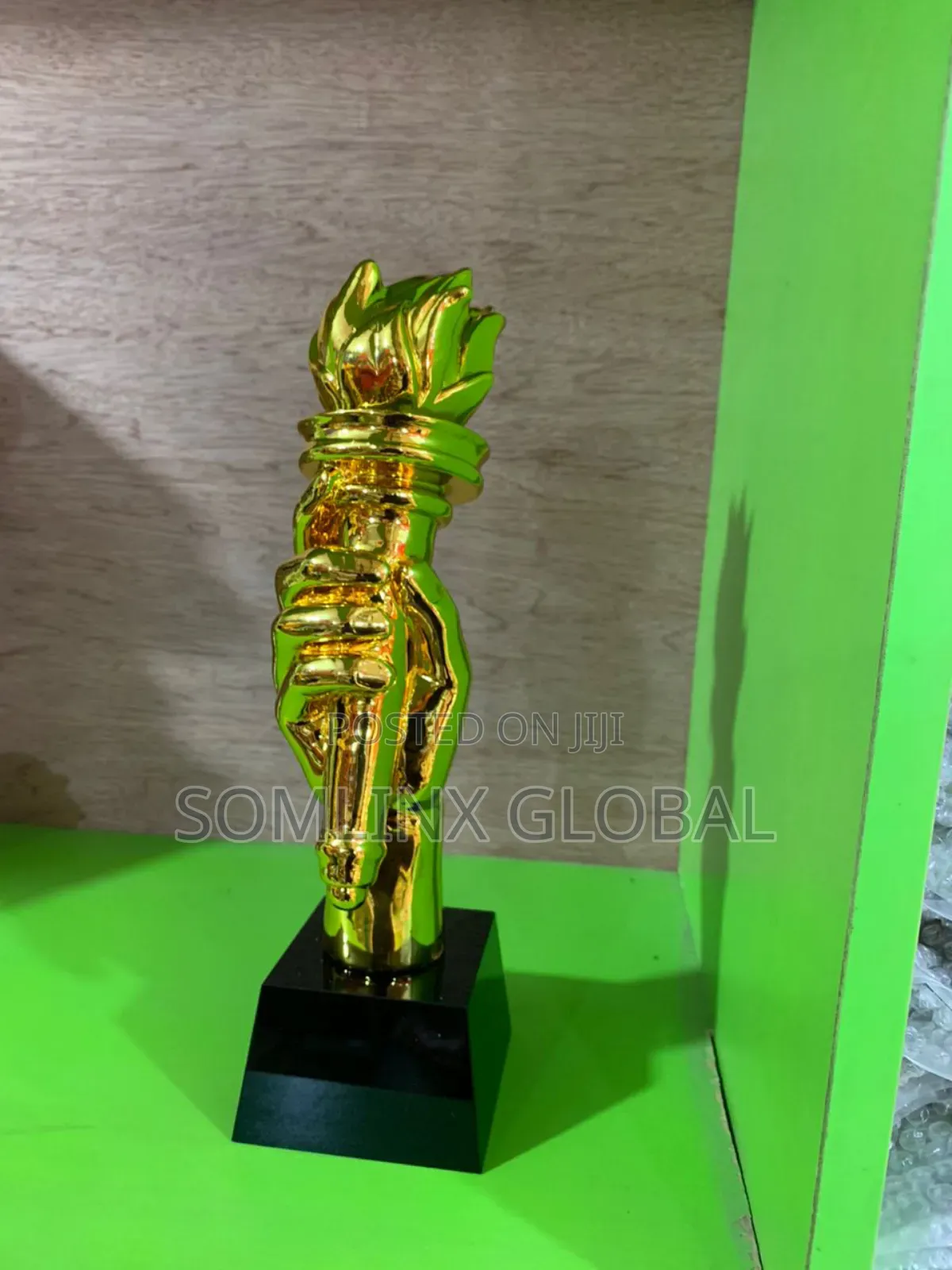 Trophy Gold, Light Up