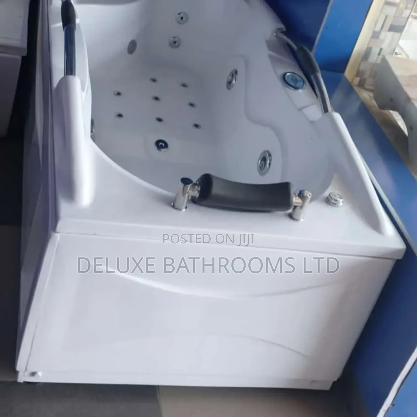 Single Jacuzzi With Seat