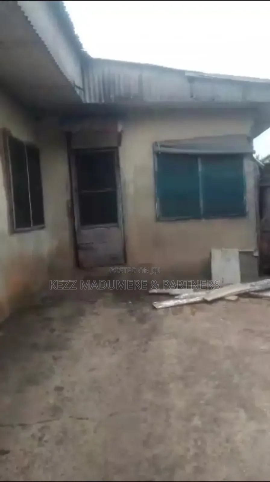 8bdrm Bungalow in World Bank Estate, for sale
