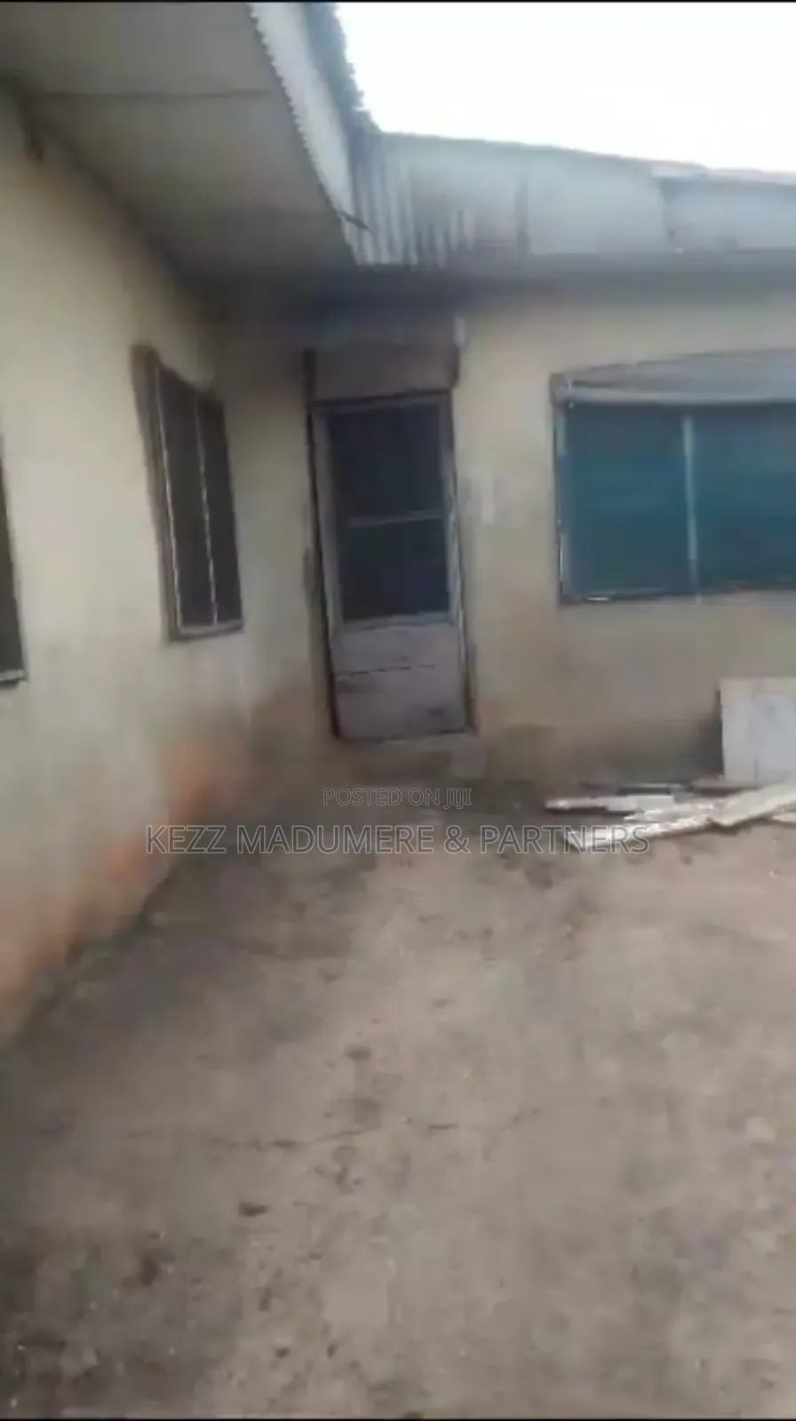 8bdrm Bungalow in World Bank Estate, for sale