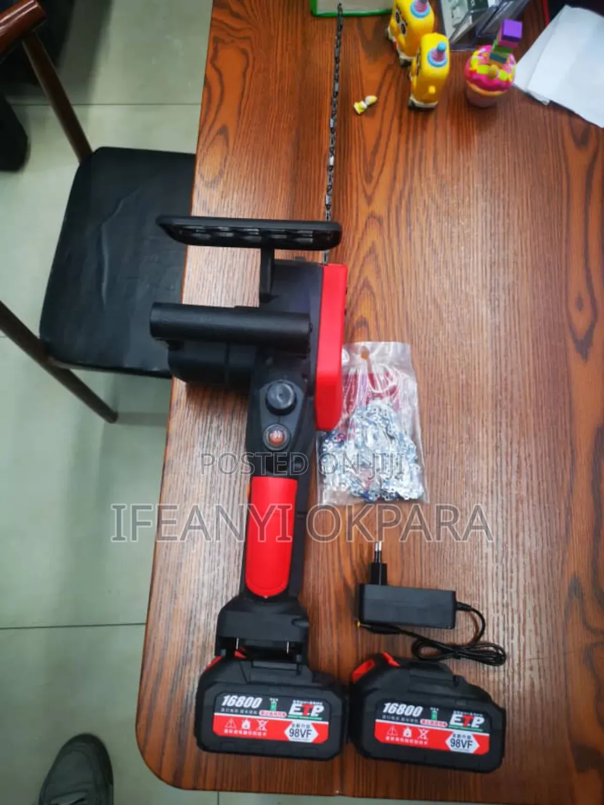 12inches Saw With 2 Batteries and 2 Chains