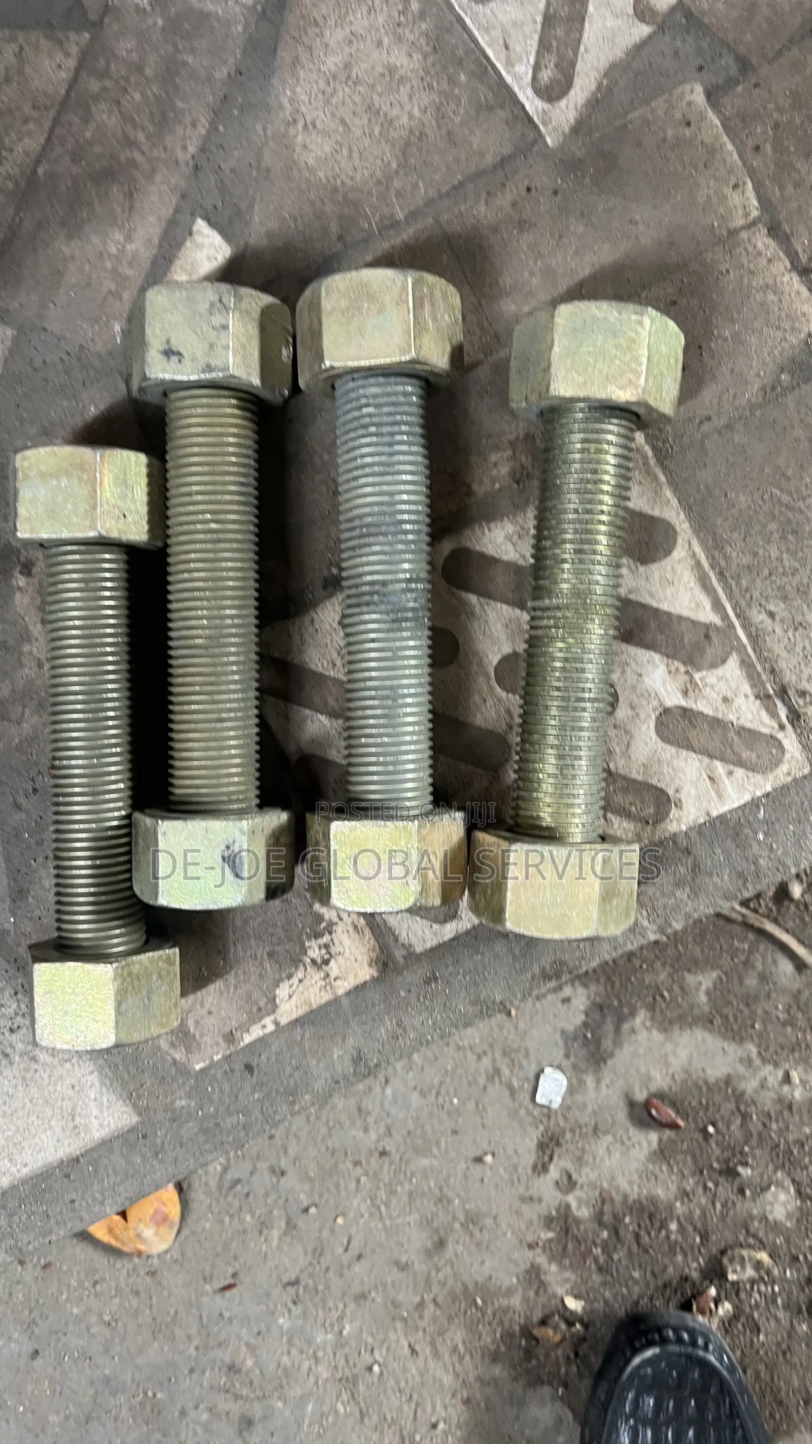 Stud Bolt and Nut 1 1/4 X 200 B7 Stud Bolts