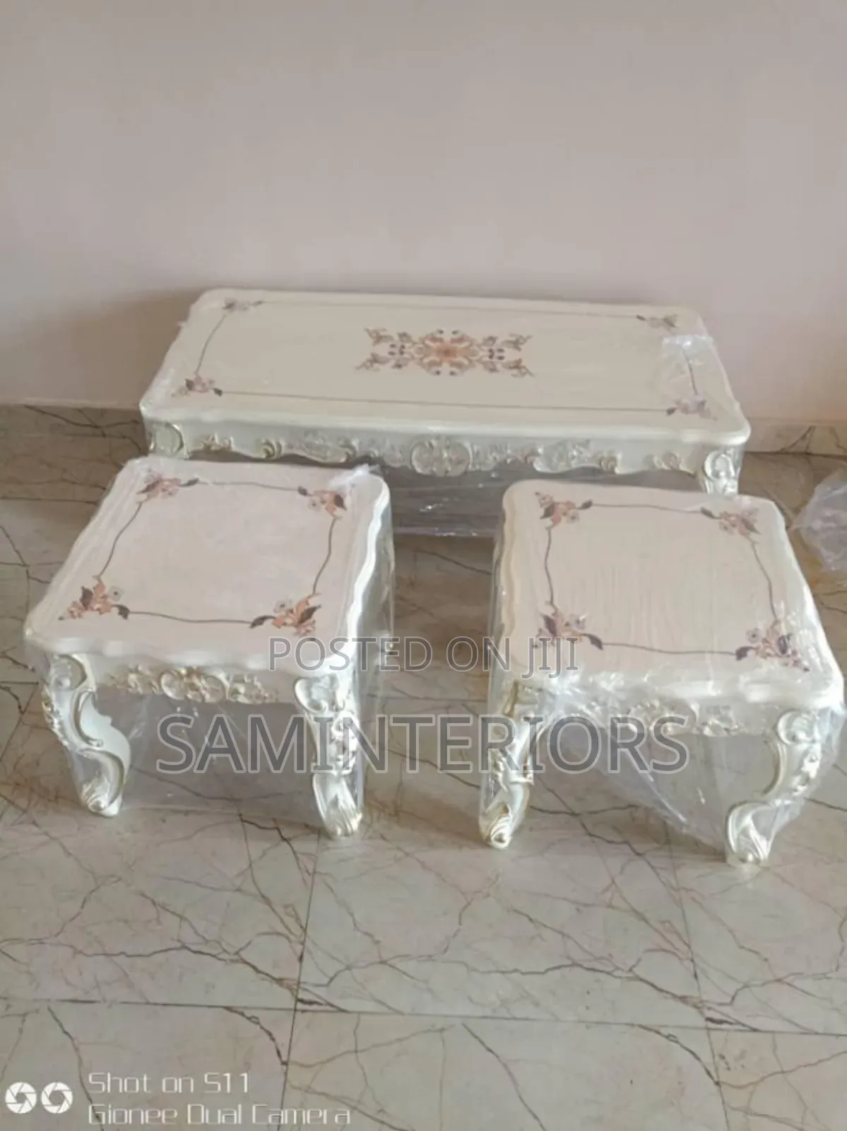 Royal Cream Coffee Table With 2 Royal Stools
