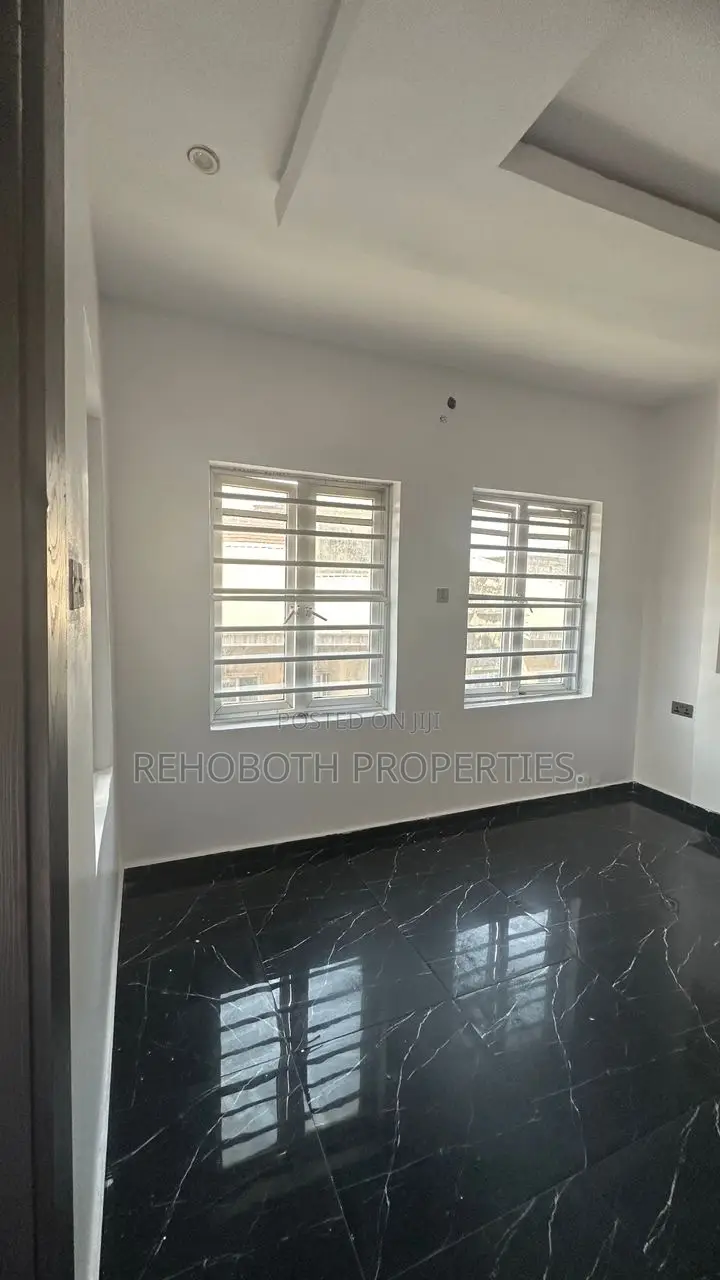 12bdrm Block of Flats in Skyview Estate, Ido for sale