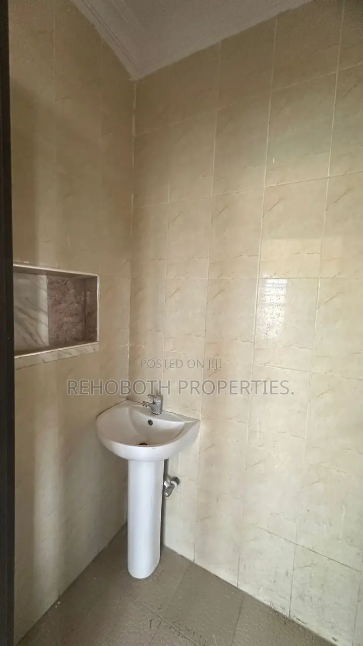 12bdrm Block of Flats in Skyview Estate, Ido for sale