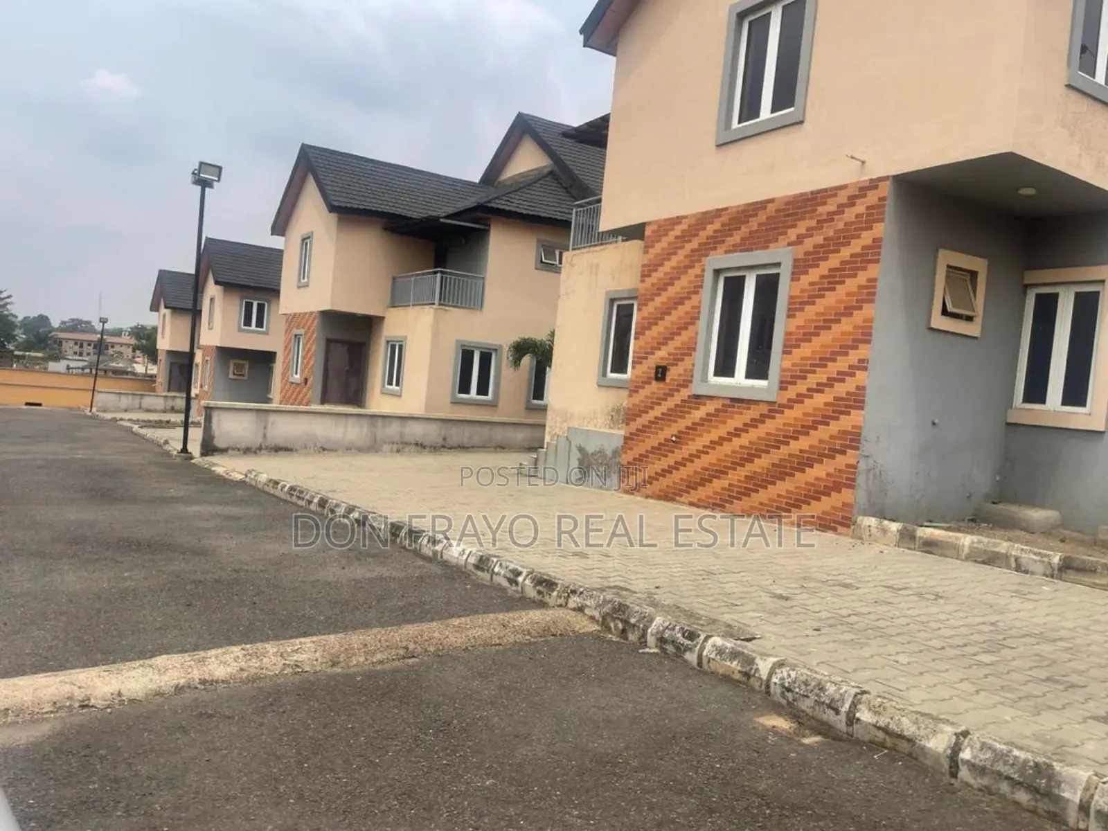 5bdrm Duplex in Agodi Gra for sale