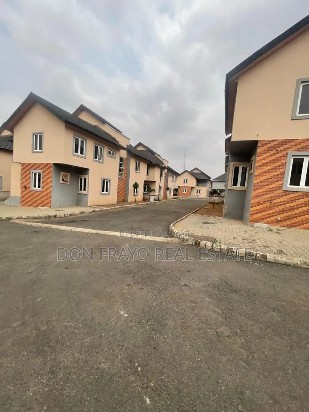 5bdrm Duplex in Agodi Gra for sale