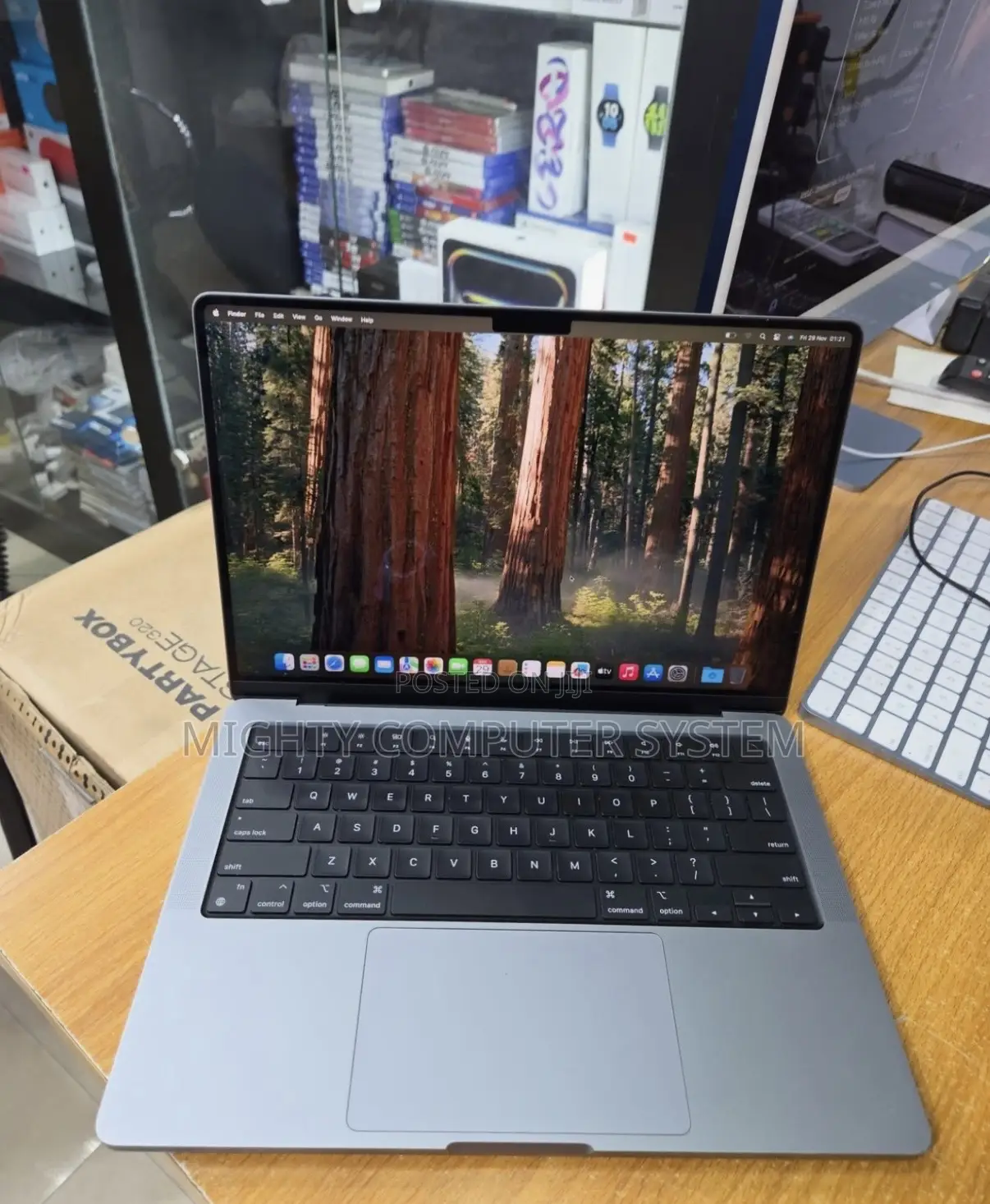 New Apple MacBook Pro 2023 M3 14-inch 18GB Apple M3 Pro SSD 512GB