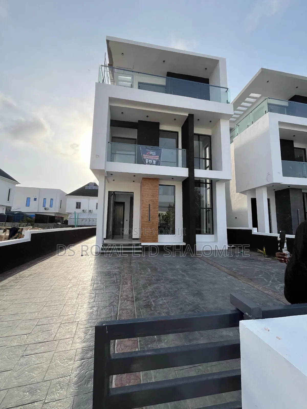5bdrm Duplex in Ikota for sale