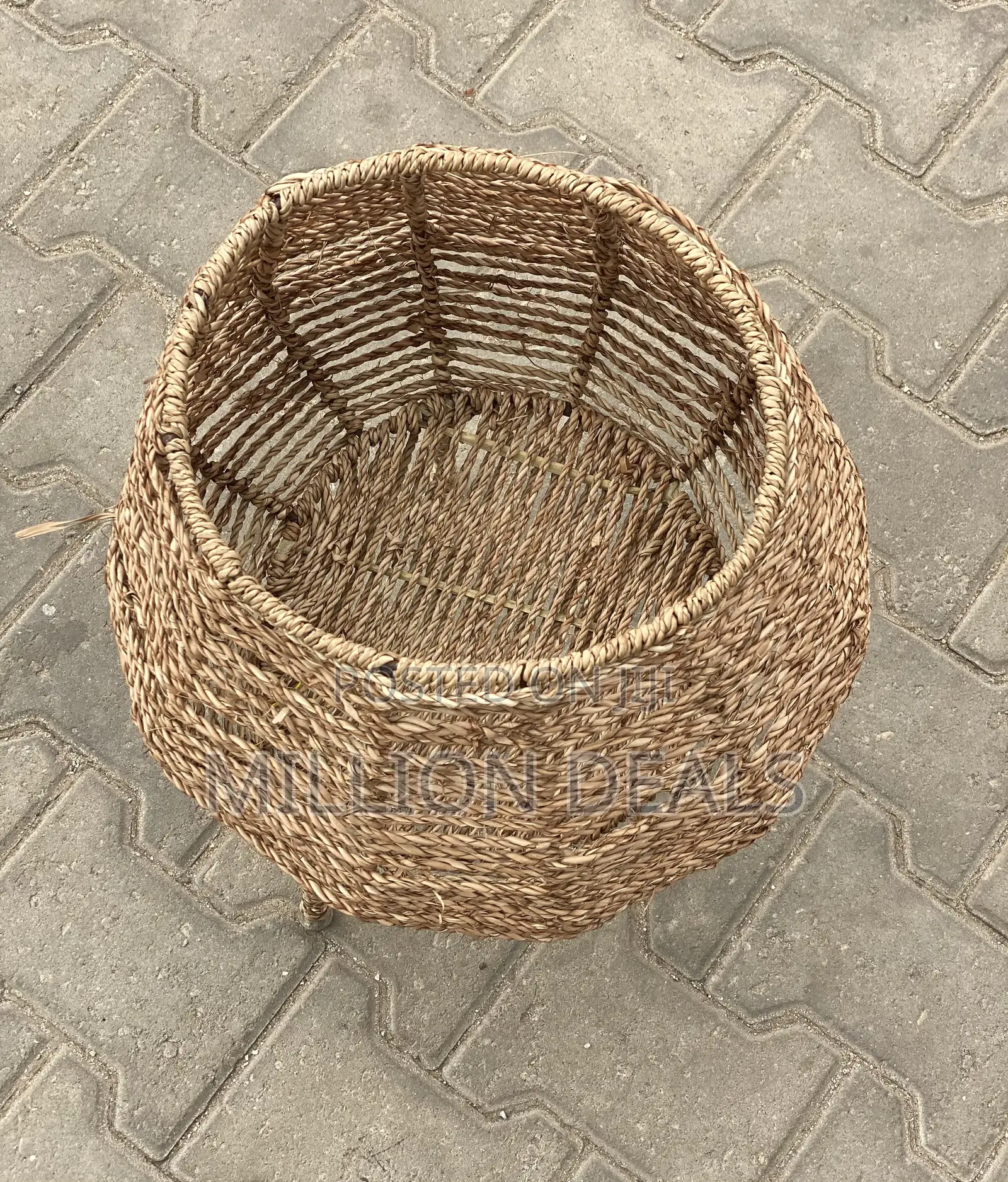 Luxury Round 3 Legged Raffia Flower Vase Basket